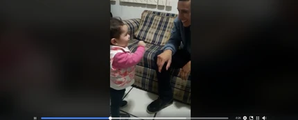 Niña de dos años habla con su padre sordo Niña de dos años habla con su padre sordo