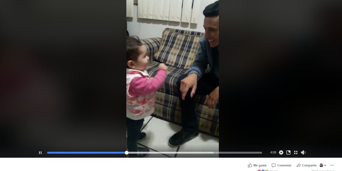 Niña de dos años habla con su padre sordo