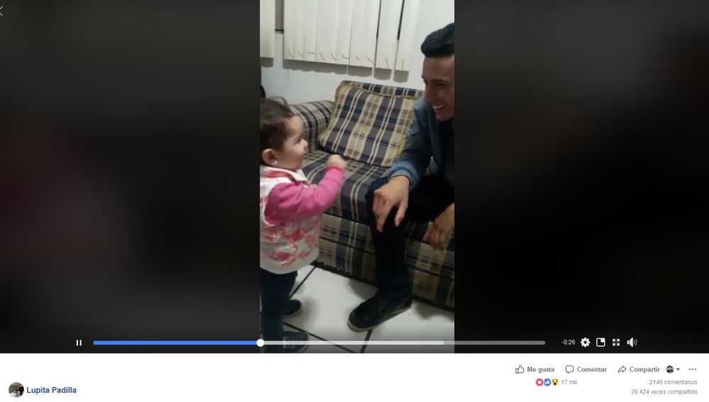 Niña de dos años habla con su padre sordo