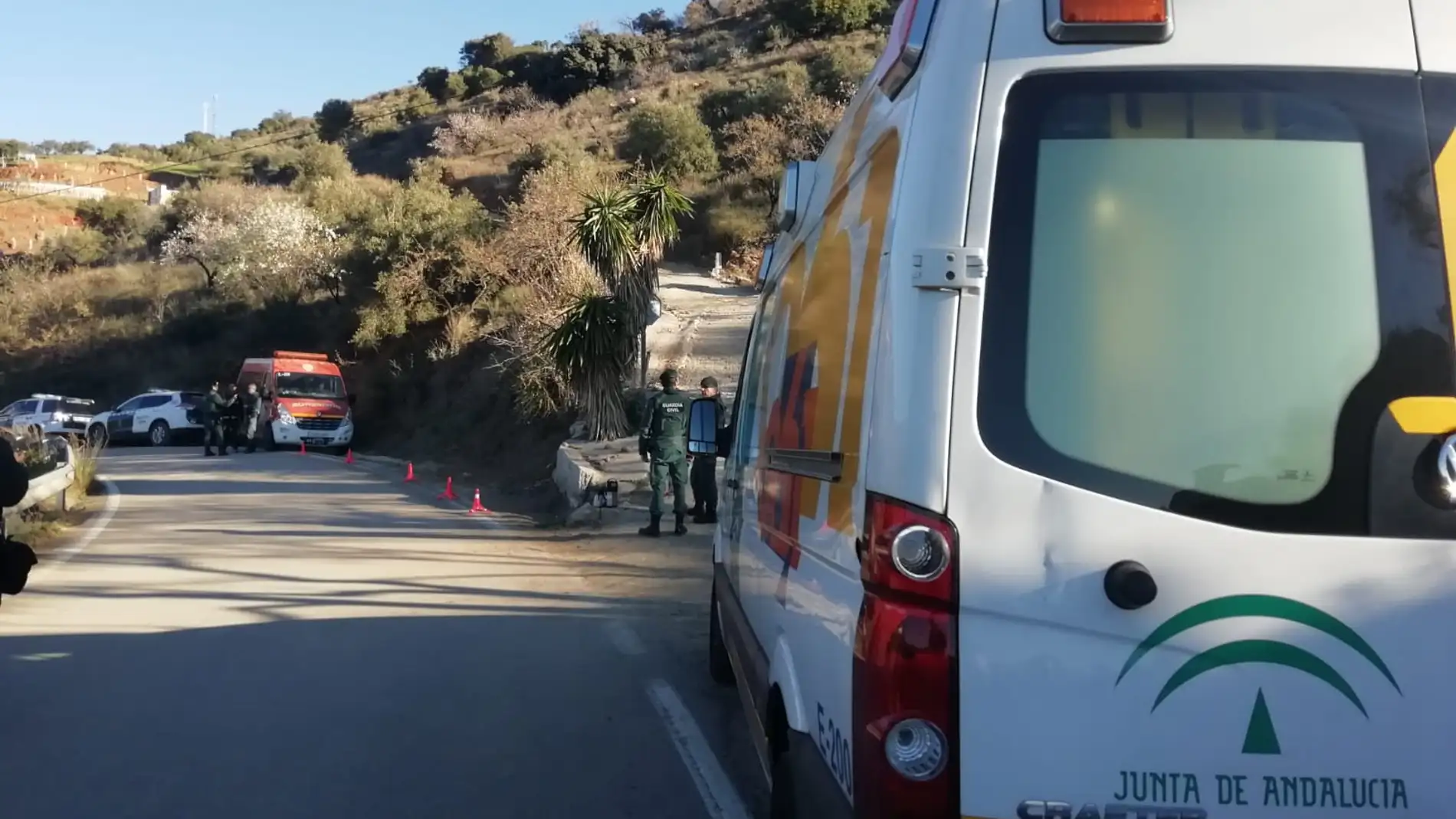 Una ambulancia en el lugar donde ha desaparecido el niño de dos años que ha caído a un pozo en Totalán (Málaga)