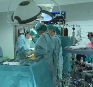 Imagen de archivo de unos cirujanos realizando una operación en quirófano Imagen de archivo de unos cirujanos realizando una operación en quirófano