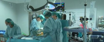 Imagen de archivo de unos cirujanos realizando una operaci&oacute;n en quir&oacute;fano