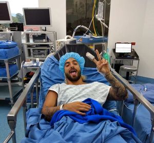 Maluma en la camilla del hospital tras su intervención quirúrgica Maluma en la camilla del hospital tras su intervención quirúrgica