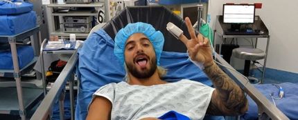 Maluma en la camilla del hospital tras su intervención quirúrgica