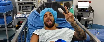 Maluma en la camilla del hospital tras su intervención quirúrgica Maluma en la camilla del hospital tras su intervención quirúrgica