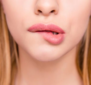 Morderse los labios Morderse los labios