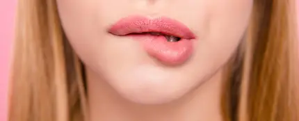 Morderse los labios Morderse los labios