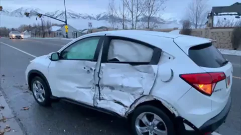 V&iacute;deo: Una adolescente se estrella con el coche mientras conduc&iacute;a con los ojos tapados por el #BirdBoxChallenge 