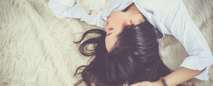 mujer durmiendo en una cama con un perro mujer durmiendo en una cama con un perro