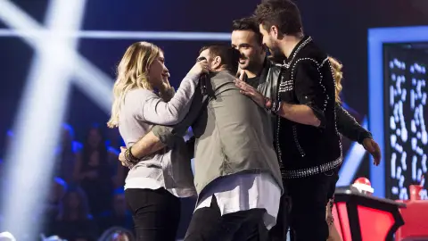Luis Fonsi se queda con María Espinosa en su equipo Luis Fonsi se queda con María Espinosa en su equipo