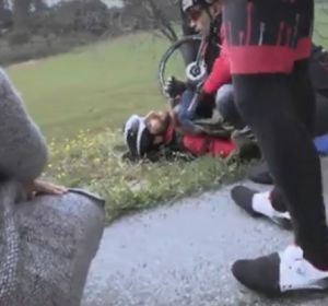 Así fue el brutal atropello a Dani Rovira a otros dos compañeros de rodaje cuando circulaban en bici Así fue el brutal atropello a Dani Rovira a otros dos compañeros de rodaje cuando circulaban en bici