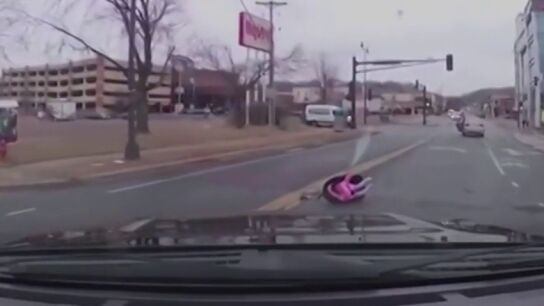 Una beb&eacute; cae con su sillita desde un coche en marcha en plena calle