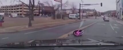 Una bebé cae con su sillita desde un coche en marcha en plena calle