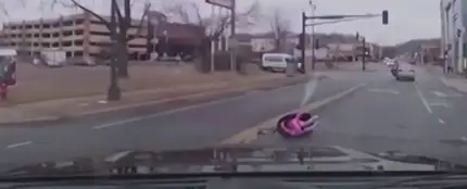 Una bebé cae con su sillita desde un coche en marcha en plena calle Una bebé cae con su sillita desde un coche en marcha en plena calle