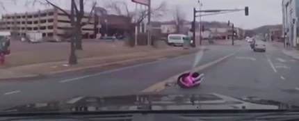 Una bebé cae con su sillita desde un coche en marcha en plena calle Una bebé cae con su sillita desde un coche en marcha en plena calle