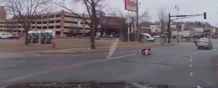 Se le cae su hija de dos años del coche con la sillita al tomar una curva Se le cae su hija de dos años del coche con la sillita al tomar una curva