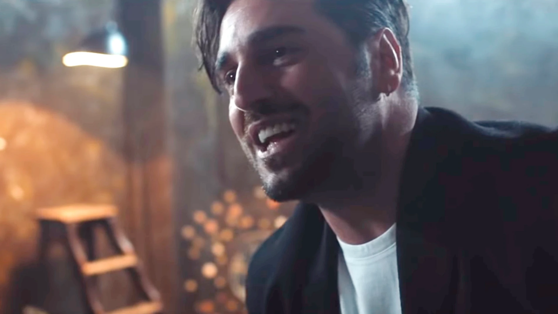 David Bustamante en su videoclip 'Héroes' David Bustamante en su videoclip 'Héroes'