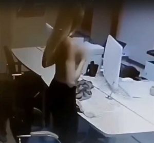 La mujer quitándose la ropa La mujer quitándose la ropa