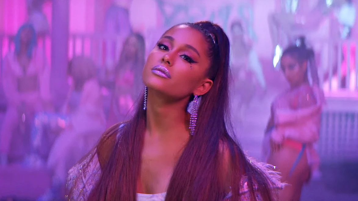 Ariana Grande en el v&iacute;deo de '7 Rings'