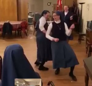 Unas monjas bailando al ritmo de Queen Unas monjas bailando al ritmo de Queen