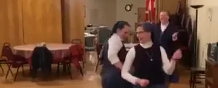 Unas monjas bailando al ritmo de Queen Unas monjas bailando al ritmo de Queen