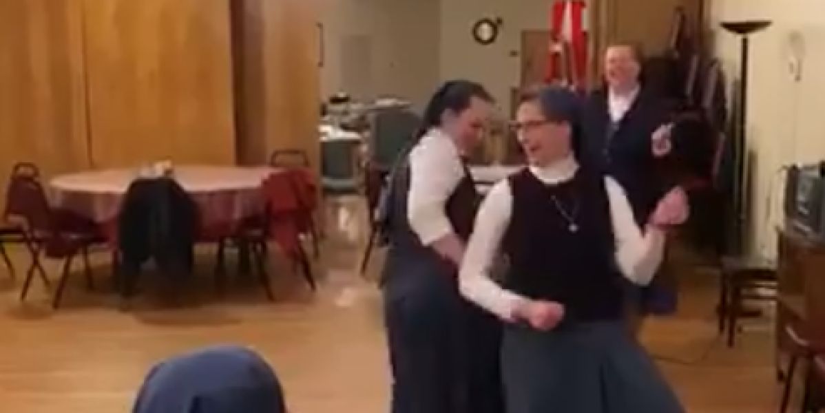 Unas monjas bailando al ritmo de Queen