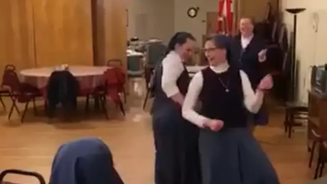 Unas monjas bailando al ritmo de Queen