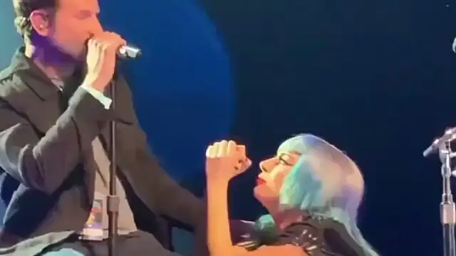 Bradley Cooper y Lady Gaga cantan 'Shallow' en Las Vegas