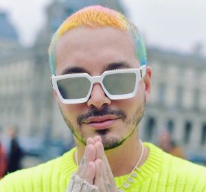 J Balvin con el pelo de colores J Balvin con el pelo de colores