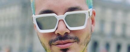 J Balvin con el pelo de colores