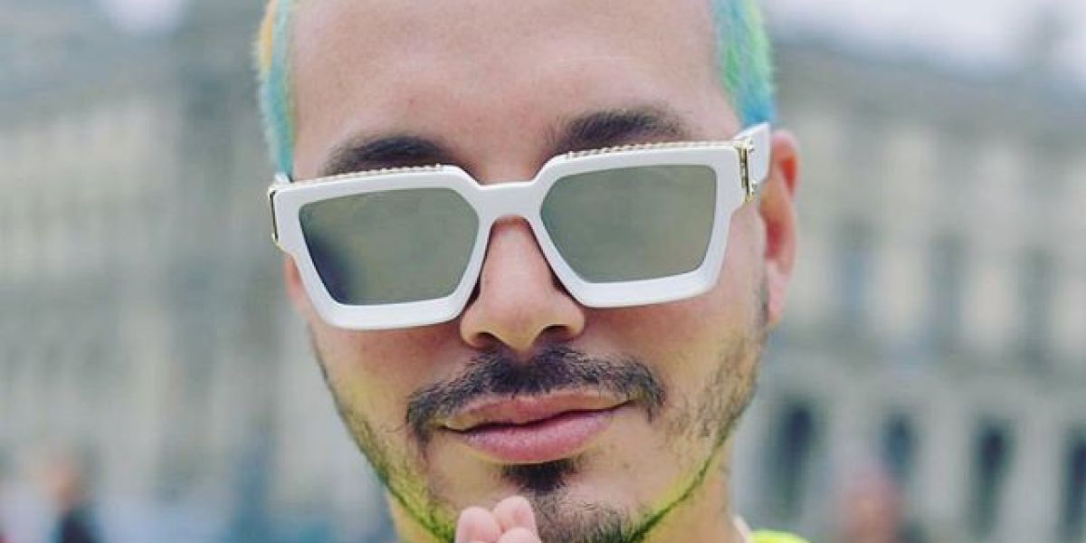 J Balvin con el pelo de colores