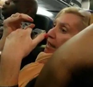 Expulsan a una mujer de un vuelo después de que insultase a sus compañeros de asiento por tener sobrepeso Expulsan a una mujer de un vuelo después de que insultase a sus compañeros de asiento por tener sobrepeso