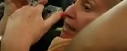 Expulsan a una mujer de un vuelo después de que insultase a sus compañeros de asiento por tener sobrepeso Expulsan a una mujer de un vuelo después de que insultase a sus compañeros de asiento por tener sobrepeso