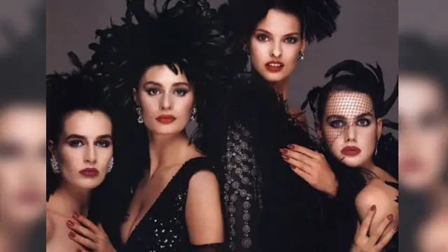 Anuncio de Revlon de 1987 con Nastasia Urbano (segunda desde la izda.)