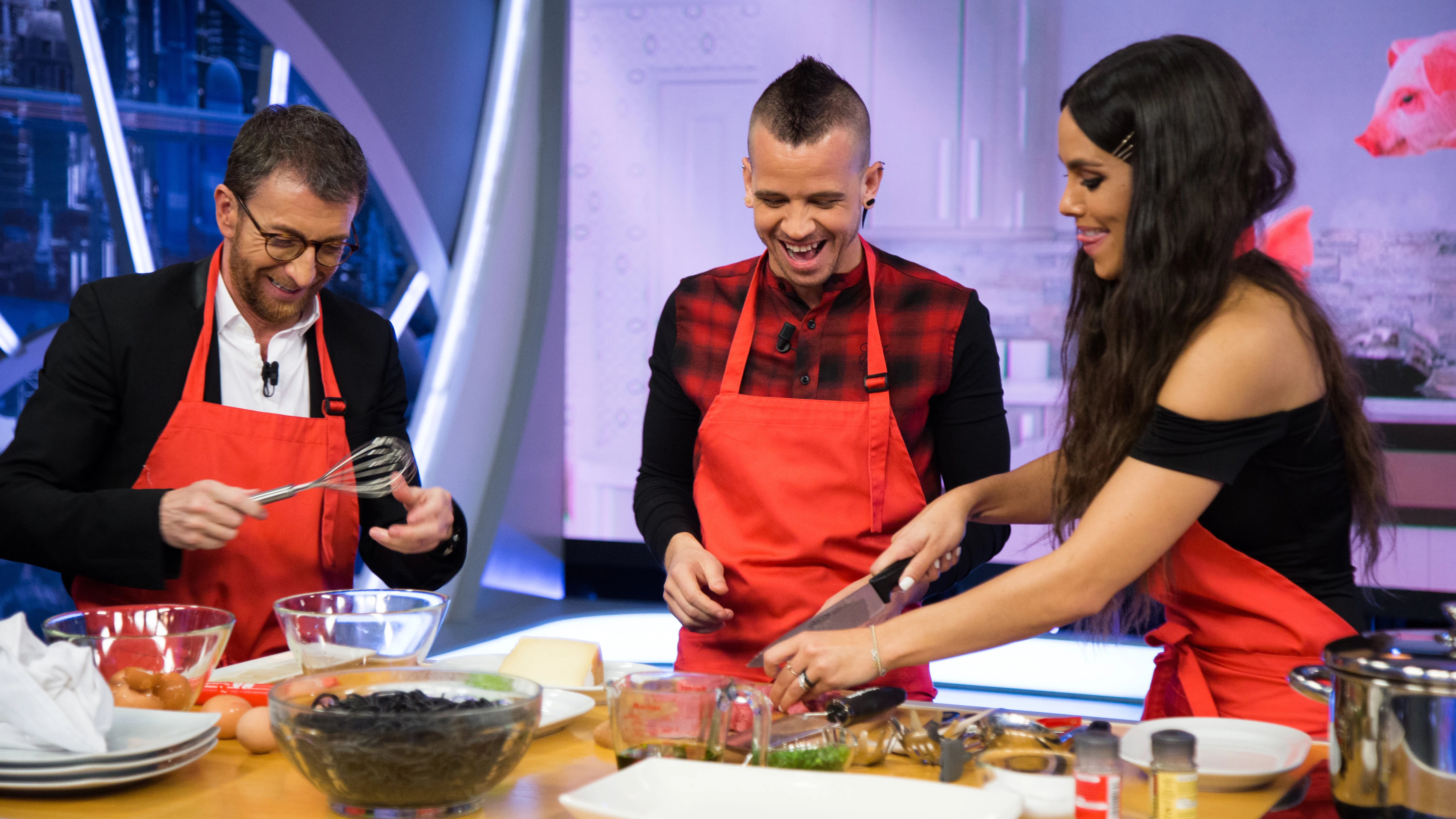 Disfruta de la "carbonara Pedroche" de la mano de Dabiz Muñoz, Cristina Pedroche y Pablo Motos en 'El Hormiguero 3.0' Vídeo - Disfruta de la "carbonara Pedroche" de la mano de Dabiz Muñoz, Cristina Pedroche y Pablo Motos en 'El Hormiguero 3.0'