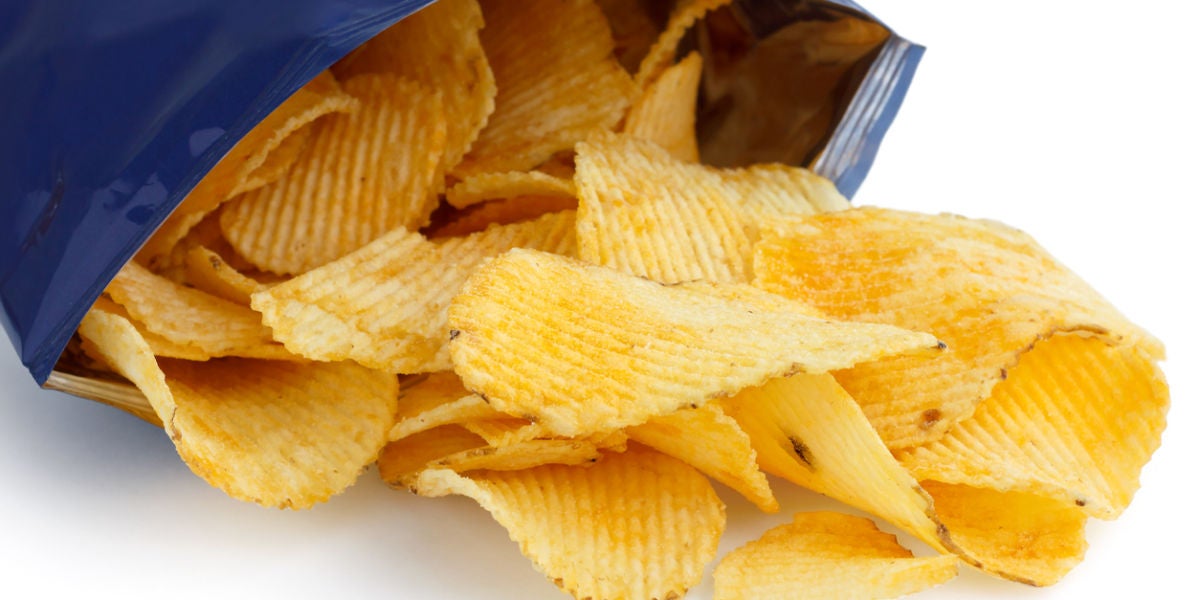 Una bolsa de patatas fritas abierta