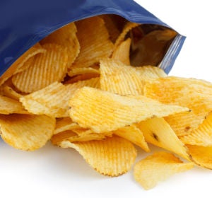 Una bolsa de patatas fritas abierta Una bolsa de patatas fritas abierta