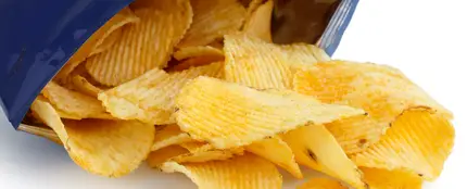 Una bolsa de patatas fritas abierta Una bolsa de patatas fritas abierta