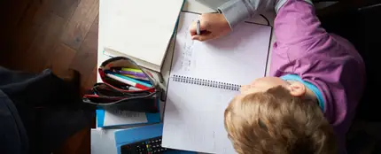 Un niño haciendo los deberes Un niño haciendo los deberes