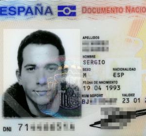 La foto del DNI de Sergio con palillo La foto del DNI de Sergio con palillo