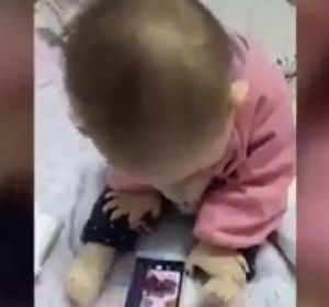 Asombrosa la destreza de este bebé para usar el móvil Asombrosa la destreza de este bebé para usar el móvil