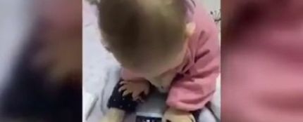 Asombrosa la destreza de este bebé para usar el móvil 