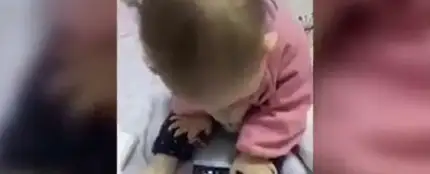 Asombrosa la destreza de este bebé para usar el móvil Asombrosa la destreza de este bebé para usar el móvil