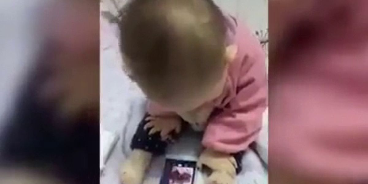 Asombrosa la destreza de este bebé para usar el móvil