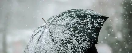 Una mujer camina por una calle nevada en A Gudiña Una mujer camina por una calle nevada en A Gudiña