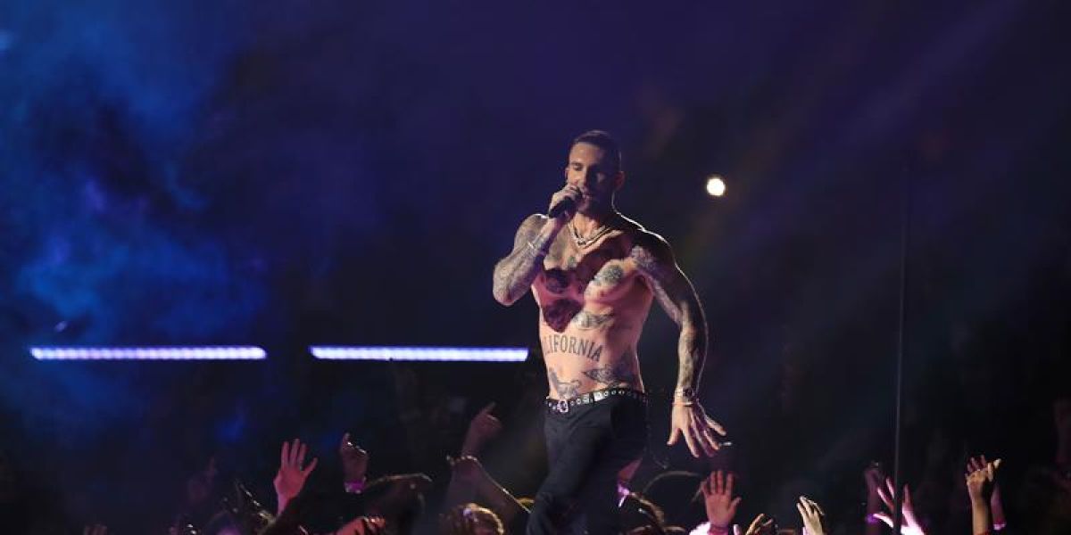 Adam Levine en la actuación de Maroon 5 en la final de la Super Bowl