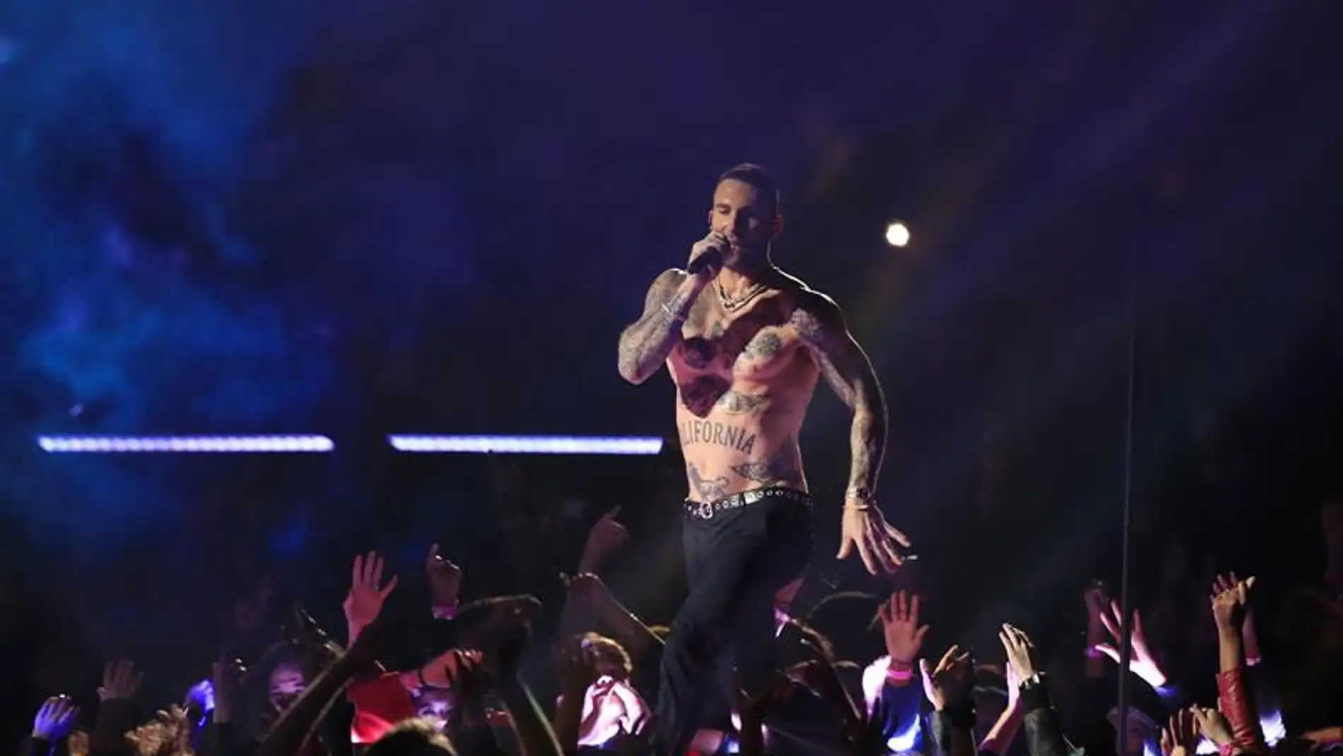 Adam Levine en la actuación de Maroon 5 en la final de la Super Bowl