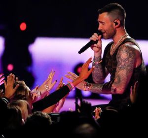 Adam Levine en la actuación de Maroon 5 en la final de la Super Bowl Adam Levine en la actuación de Maroon 5 en la final de la Super Bowl
