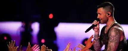 Adam Levine en la actuación de Maroon 5 en la final de la Super Bowl Adam Levine en la actuación de Maroon 5 en la final de la Super Bowl
