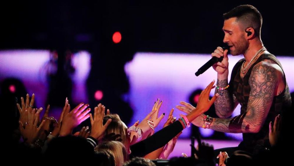 Adam Levine en la actuación de Maroon 5 en la final de la Super Bowl
